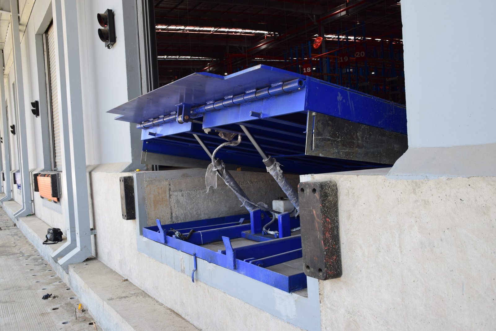 dock leveller extending platform for variable truck sizes
